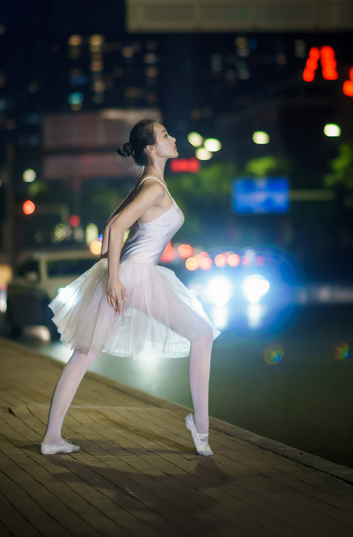 爱游戏平台-德雷塞尔蝉联蝶泳冠军引爆泳池，德雷塞尔游泳比赛视频