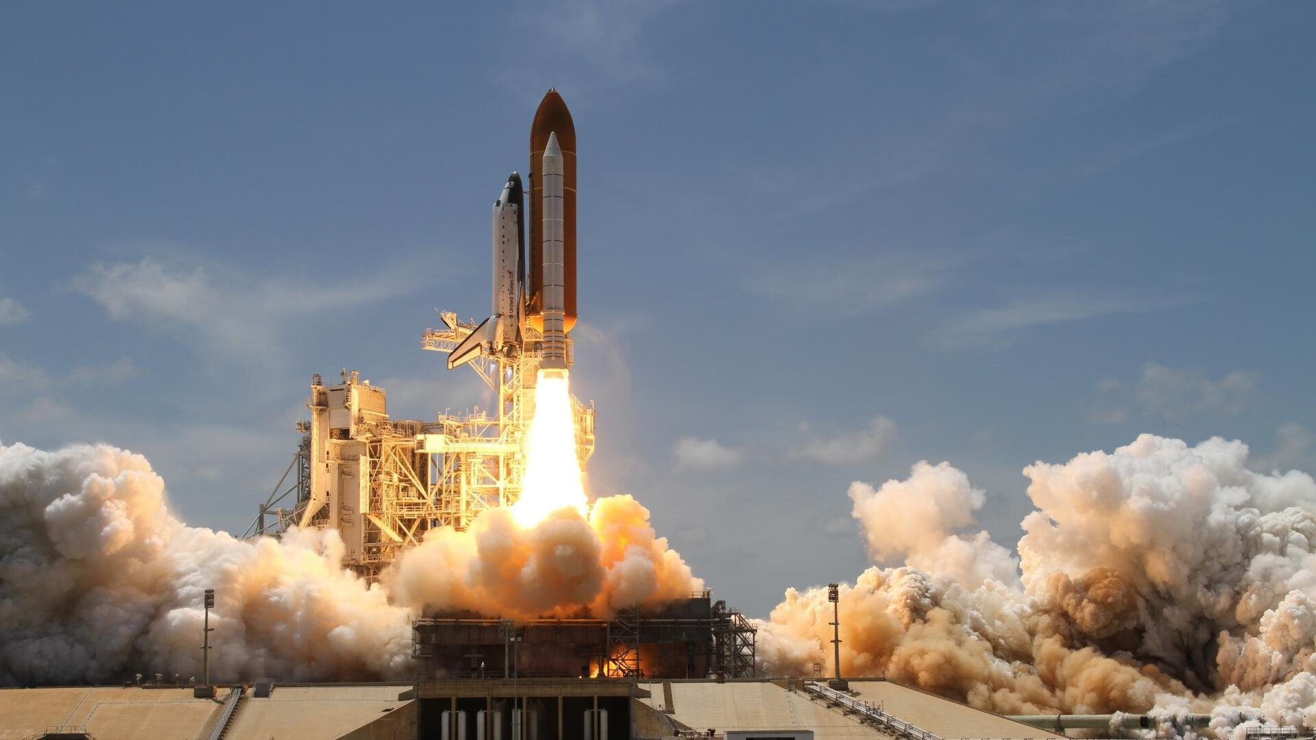 “华金·托比利亚的敏捷防守与精准传球，为美洲狮队带来重要胜利”